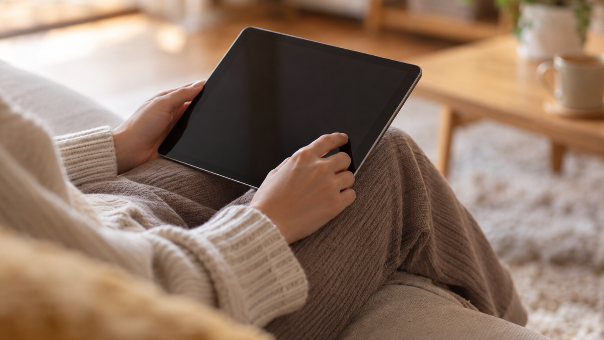 タブレットでアーカイブされた動画を再生している画面を、テーブルの横から見た様子